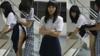 หลุดนักเรียน คนบ้า เย็ดนักเรียนคาชุด ตรงราวบันไดหอพัก เด็กคงจะตกใจน่าดู